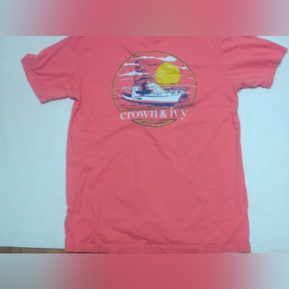 Crown & Ivy Fishing Theme T-Shirt Men’s  Medium. Excellent Condition